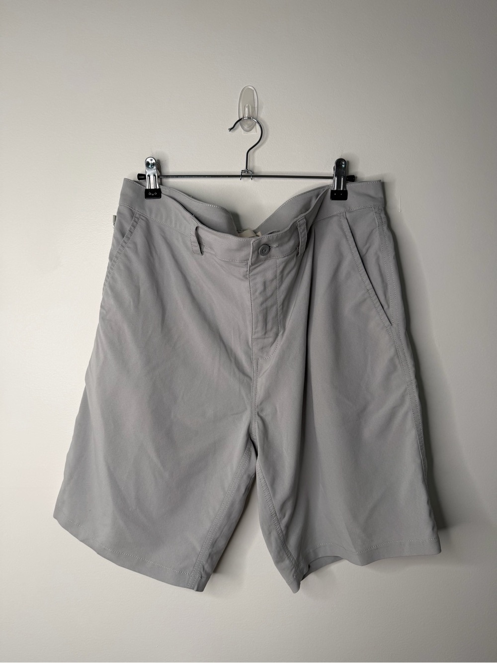 Tasc Tailored Shorts Men’s 33” Gray Performance Lightweight Stretch Golf Casual